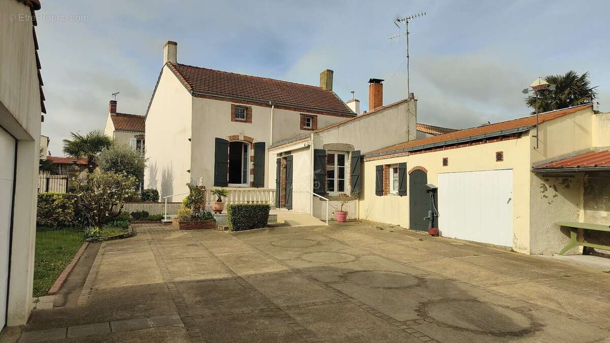 Maison à NIEUL-LE-DOLENT