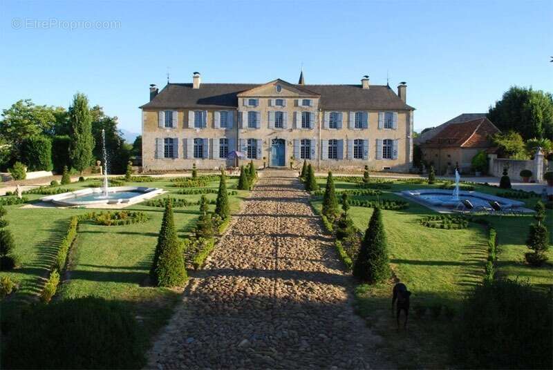 ELEGANT CHATEAU XVIIIs, sans travaux, sur 1 hectare clos de murs, jardin paysagé, chapelle, orangerie, dépendances, pour famille - photo 4