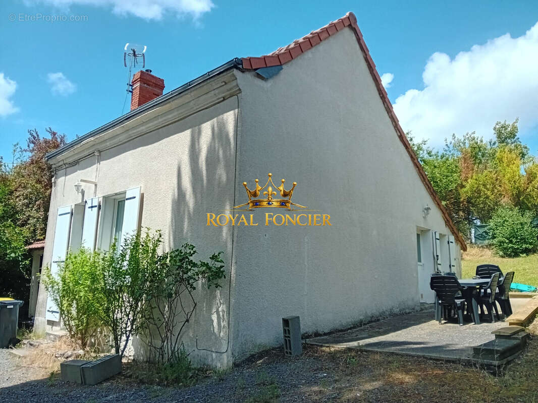 Maison entièrement restaurée de 75 m2 hab avec sa terrasse sans vis à vis  - Maison à CHATELLERAULT