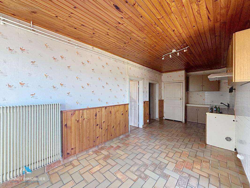 Maison de caractère avec dépendances et fort potentiel - photo 7