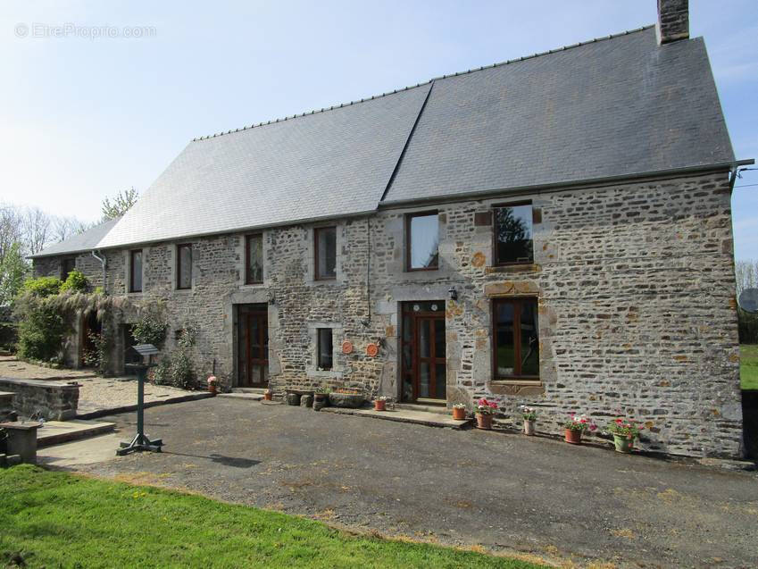 Maison à SAINT-CHRISTOPHE-DE-CHAULIEU