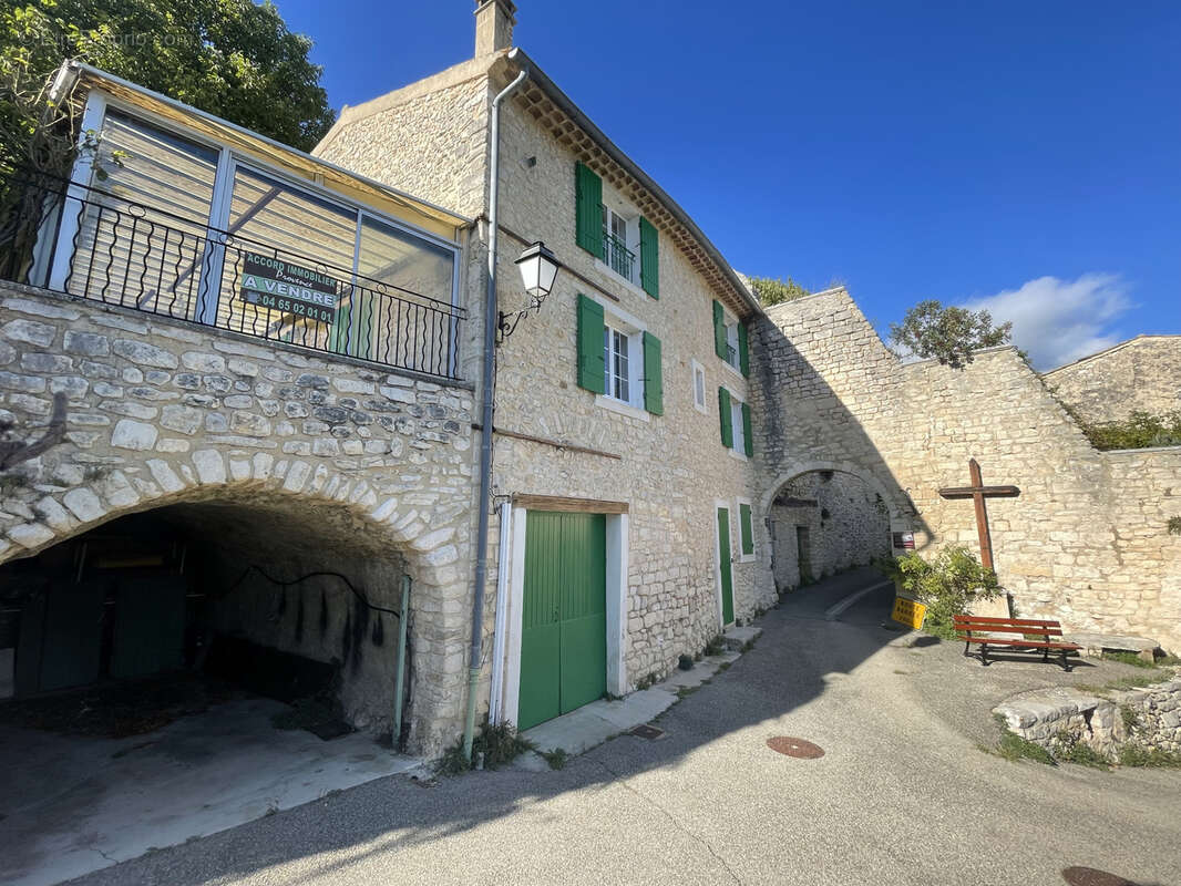 Monieux, proche sault, maison de village a renover, avec jardin et garage - photo 8