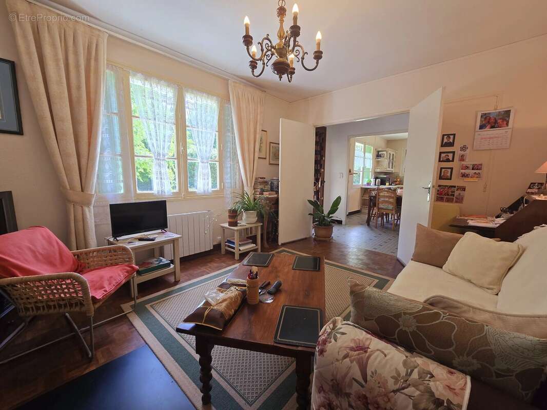 Propriété avec 2 maisons , dépendances et 1 hectare de terrain - photo 3
