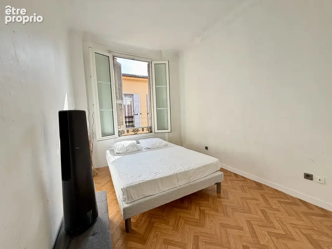 Menton Centre   3 pièces avec balcon, faibles charges et beau potentiel de rénovation - photo 3