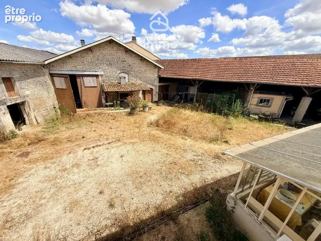 Maison familiale avec nombreuses dépendances à CHAMPNIERS - photo 2