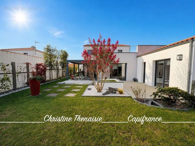 Maison contemporaine Beaux volumes - 5 chambres - Pergola - Garage SAINT GILLES CROIX DE VIE (85) - photo 6