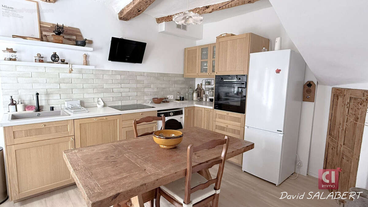 La Roquebrussanne  Maison de village rénovée avec charme, 2 chambres, salon cocooning - photo 2