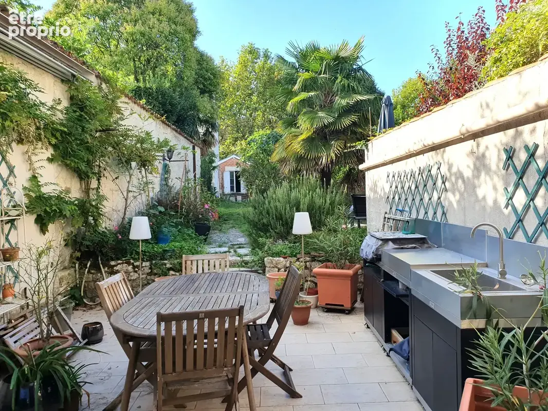 Belle maison de ville avec beaucoup de cachet et de caractère et très bien située - photo 3