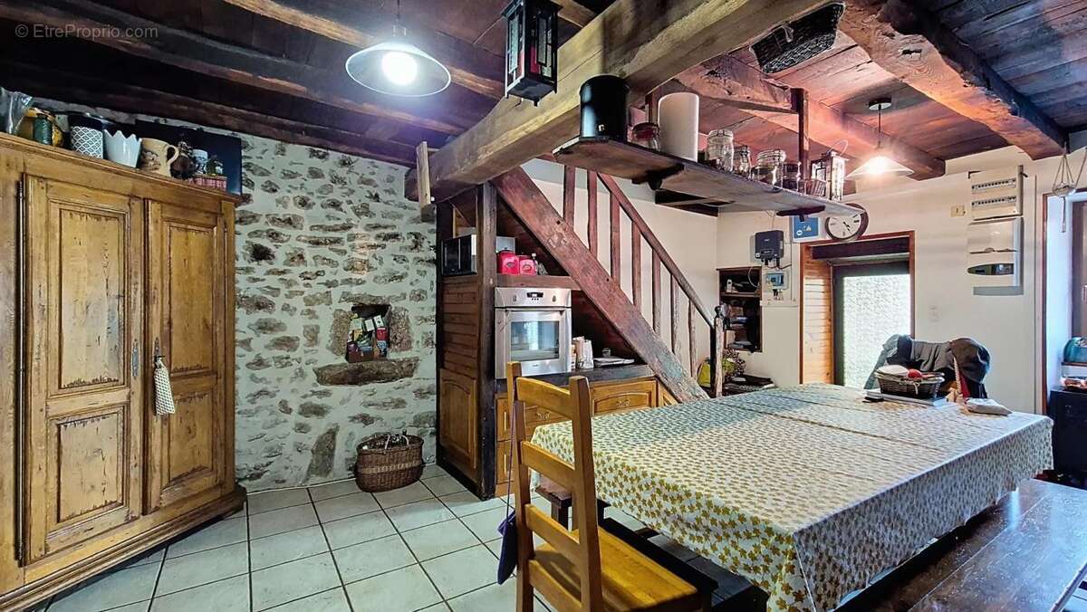 Maison à COMPREIGNAC