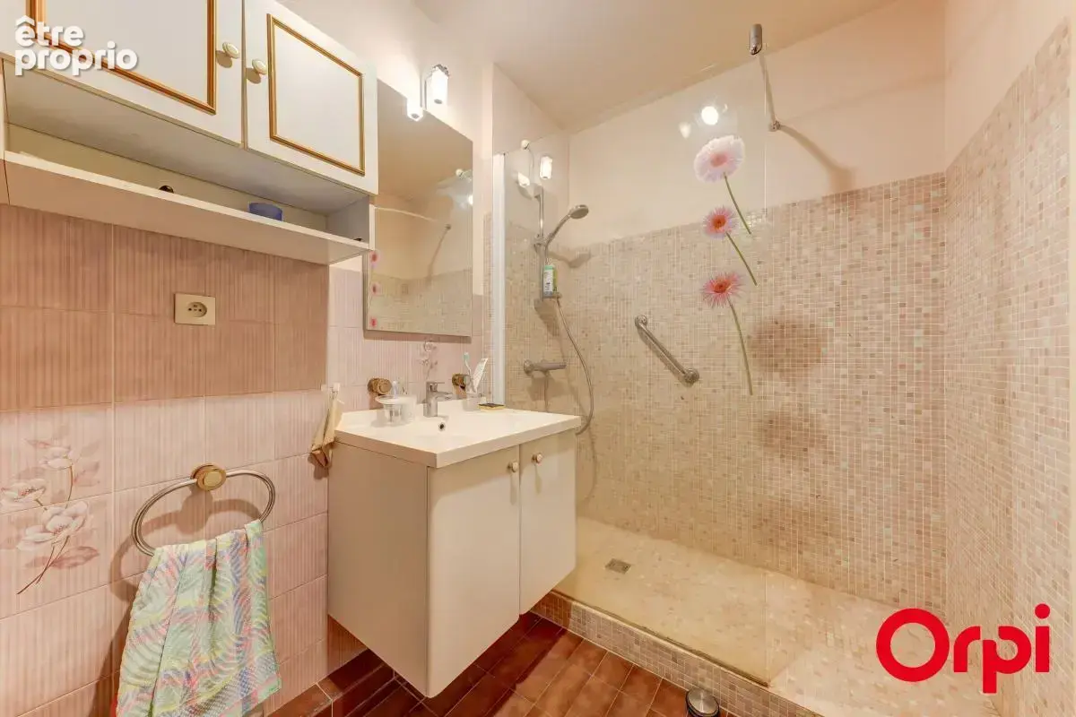 Appartement type 3 proche du Métro Cuire au calme - photo 9