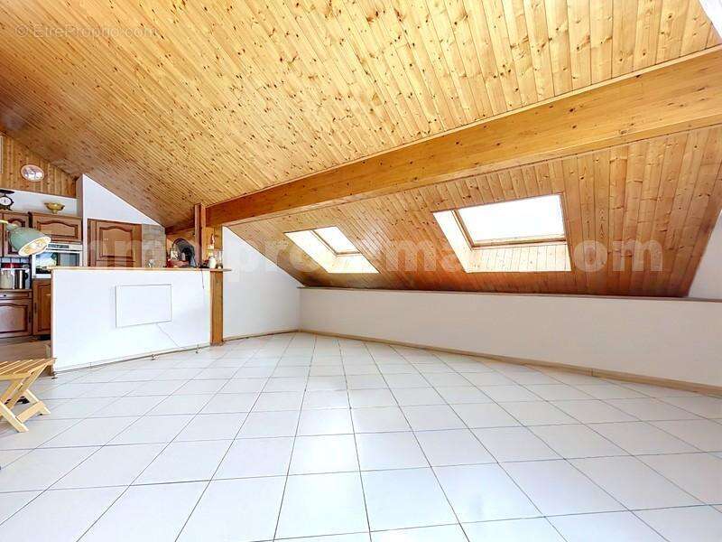 Appartement_T3_Annemasse_belle_superficie_prox_frontière_Suisse_tram_Ceva_direction_GENEVE_Frontaliers_Salon_Séjour_Cuisine