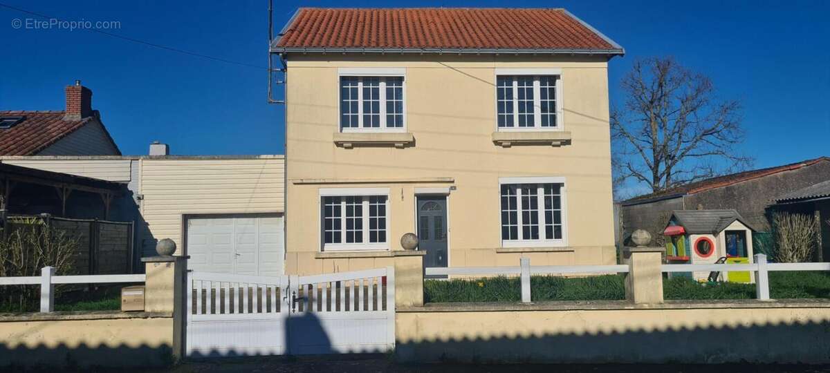 Maison à SAINT-MACAIRE-EN-MAUGES