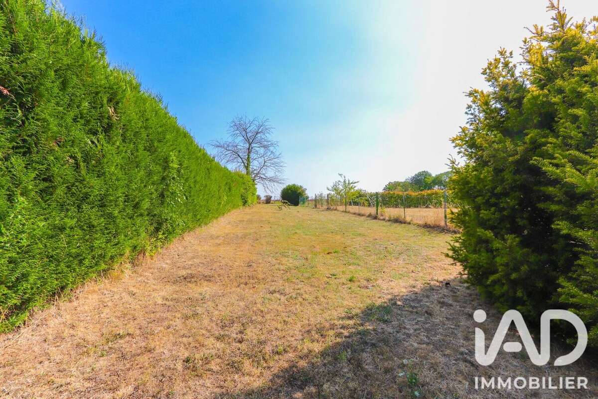 Maison 128 m² à Saint-Jean-Les-Deux-Jumeaux  - photo 6