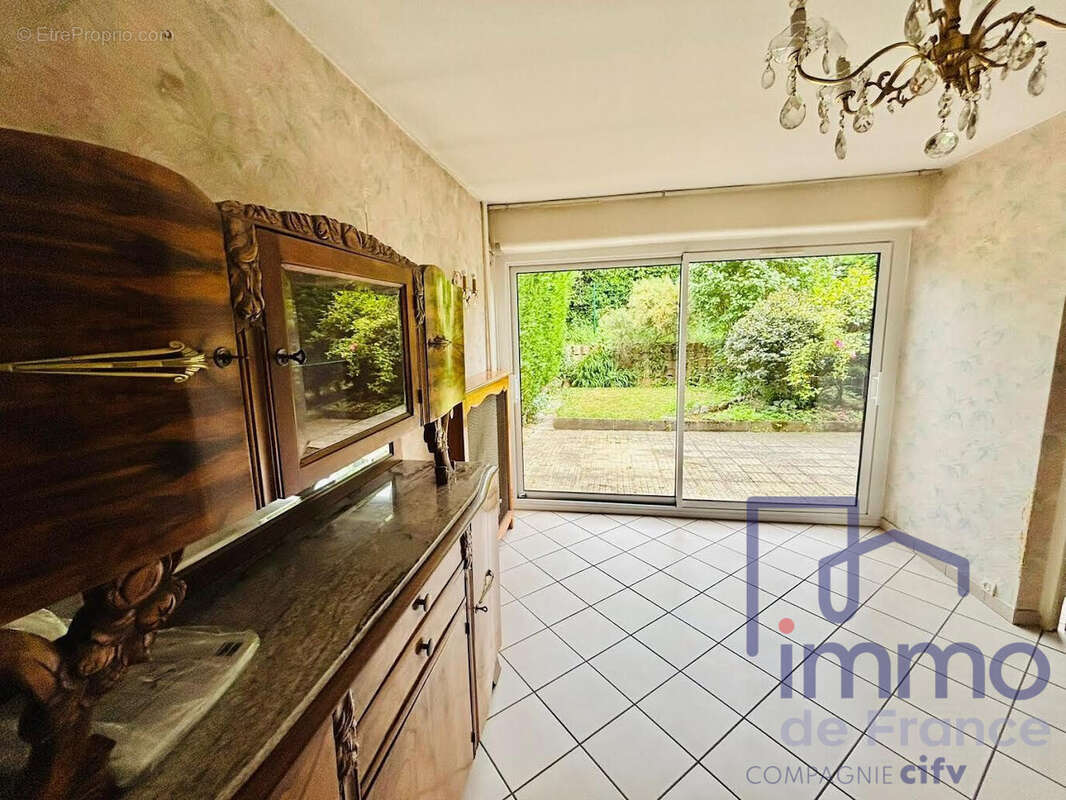 Appartement à SAINT-PRIEST-EN-JAREZ