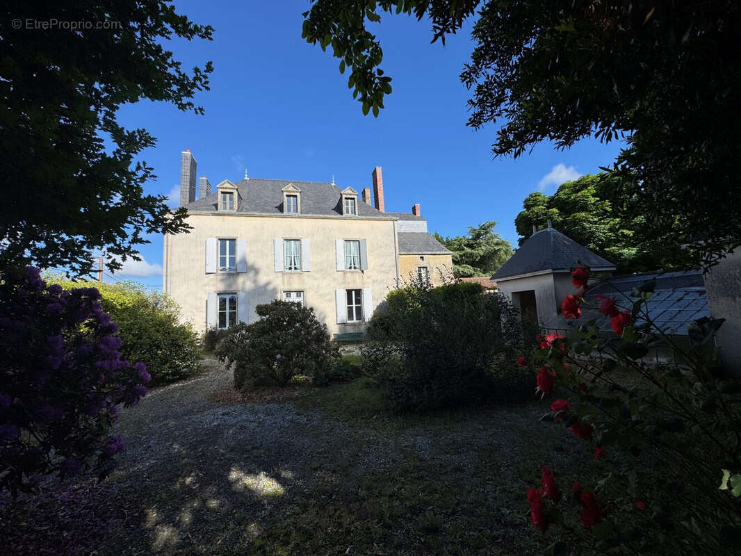 Maison 253 m² à Breuil-Barret  - photo 2