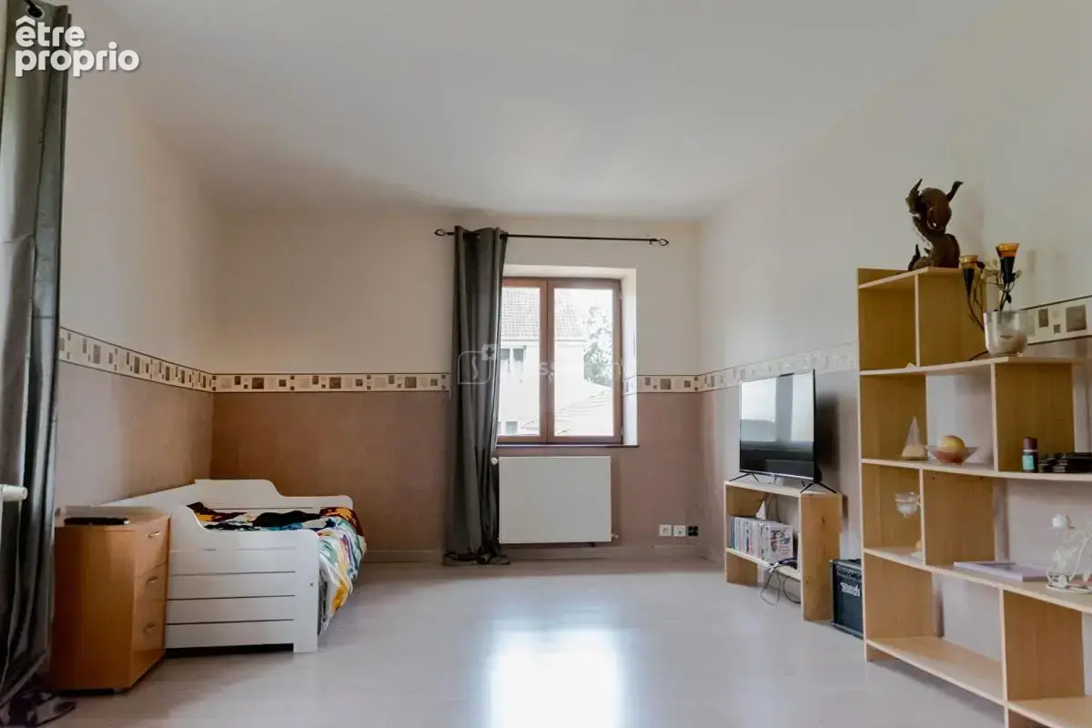 Beaux volumes pour cette maison avec agréable terrain et grande dépendance - photo 8
