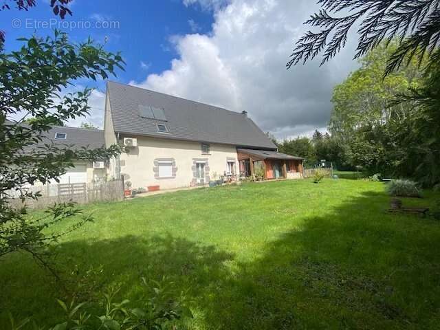 Maison à LA TOUR-D'AUVERGNE