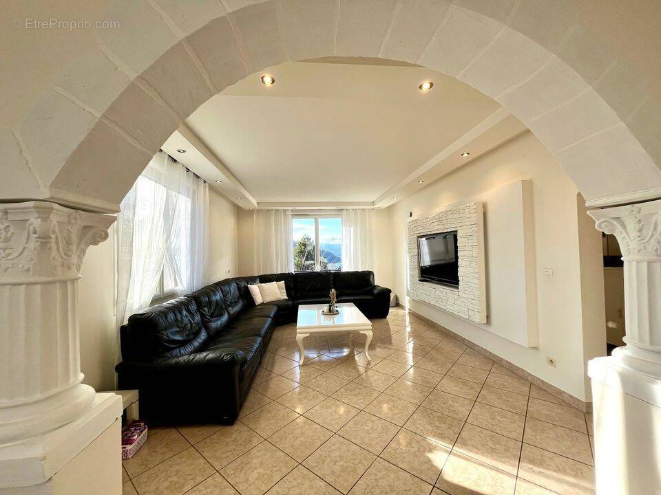 Grand séjour lumineux avec balcon  - Appartement à VETRAZ-MONTHOUX