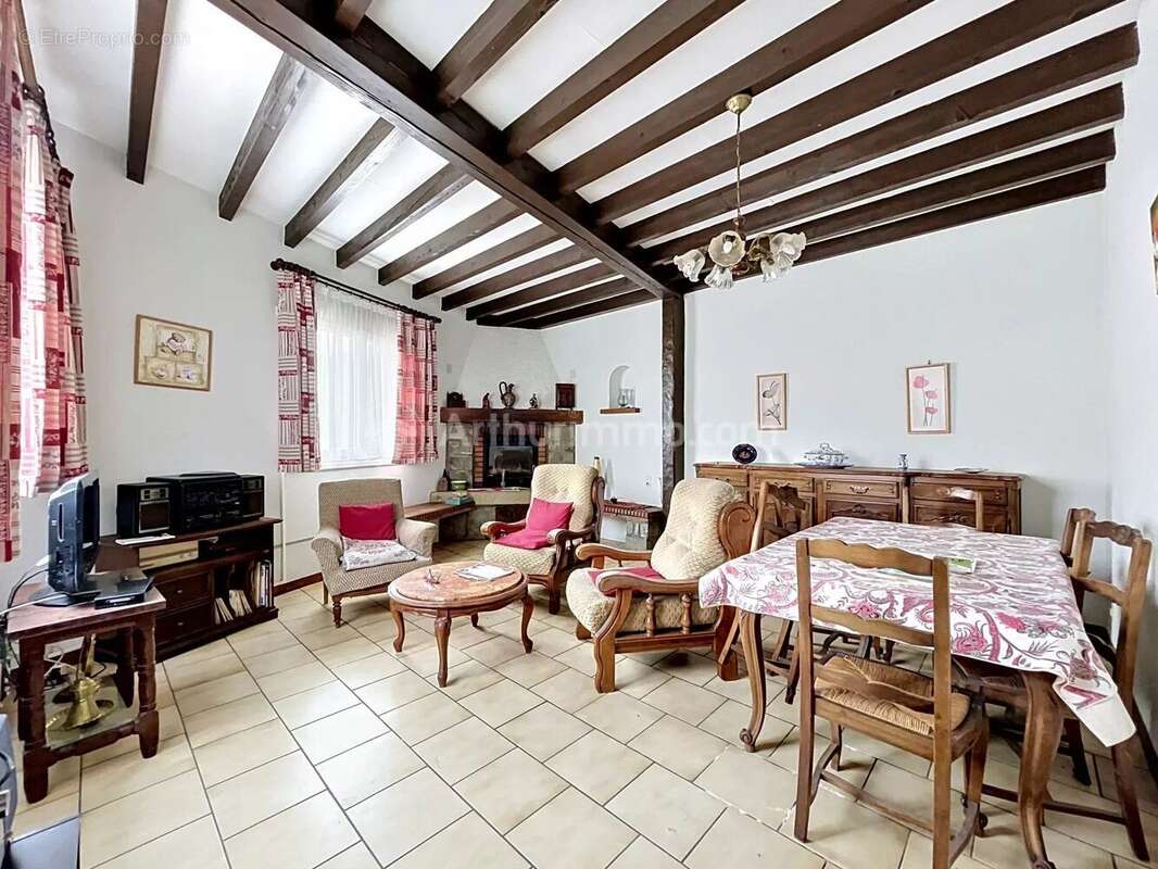Maison à LA MONNERIE-LE-MONTEL