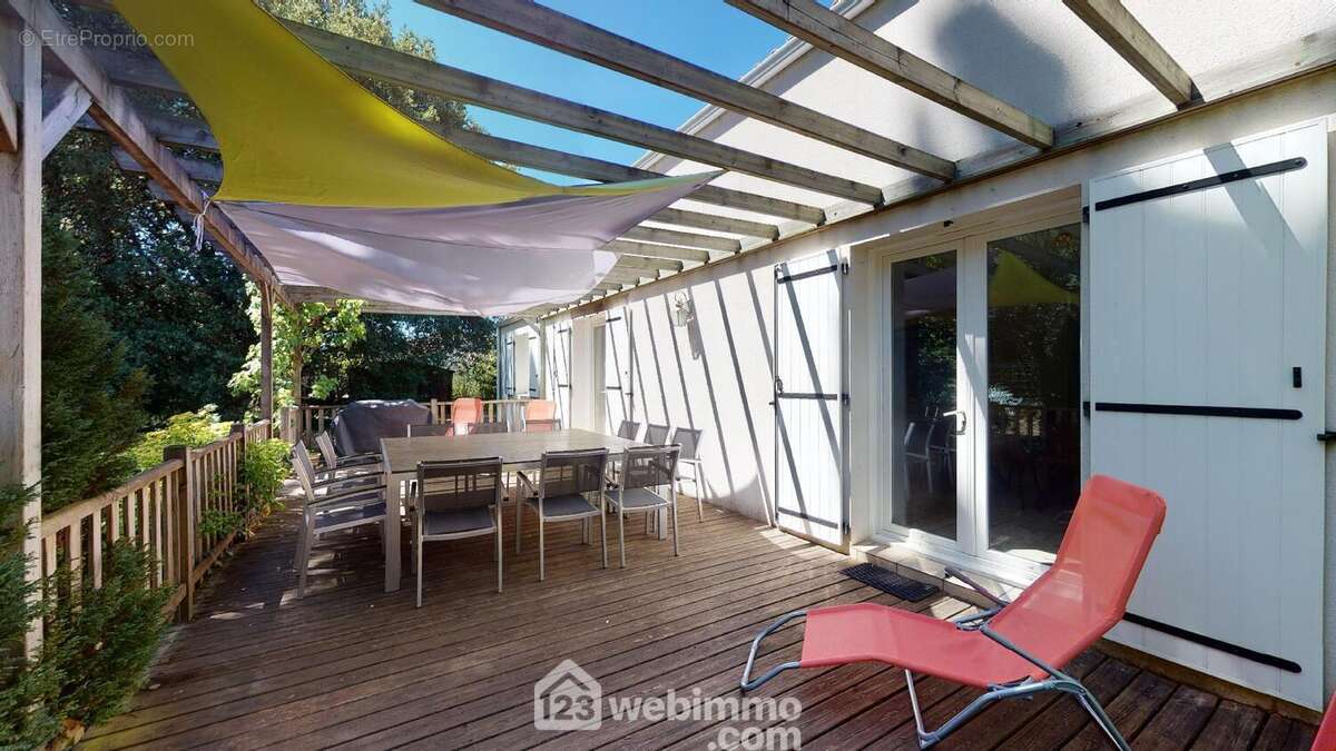 Maison au calme des pins avec une grande terrasse en bois. - Maison à JARD-SUR-MER