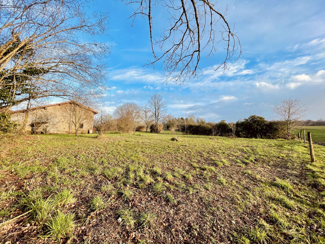 Maison à LESIGNAC-DURAND