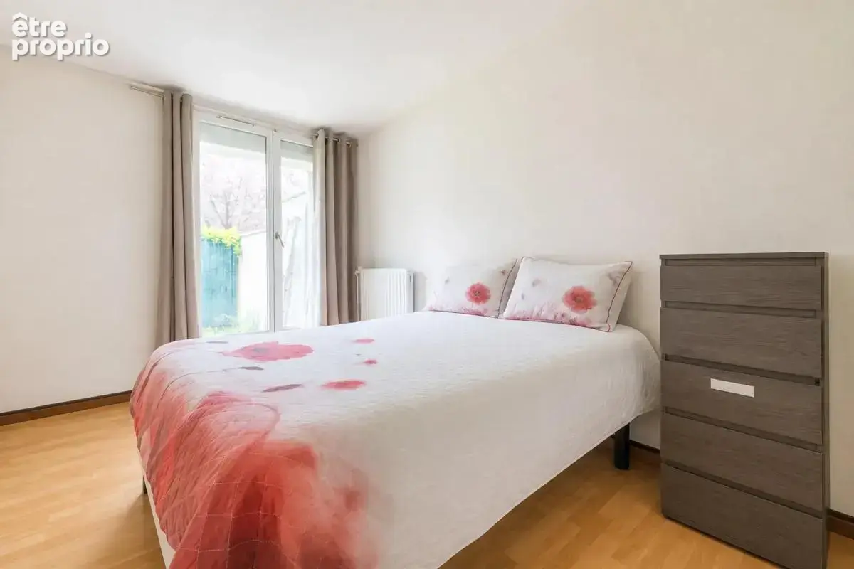 Comme une maison – 4 chambres, jardinet privatif & box – - photo 4