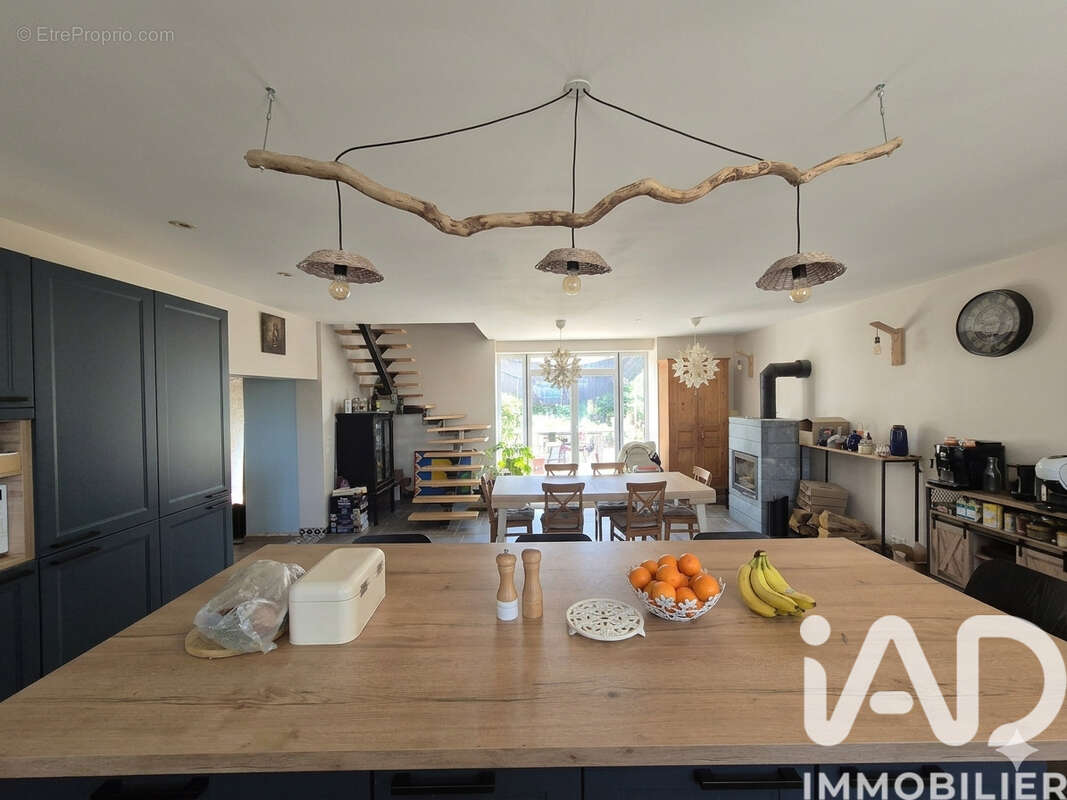 Maison 271 m² à Vernet-La-Varenne  - photo 5