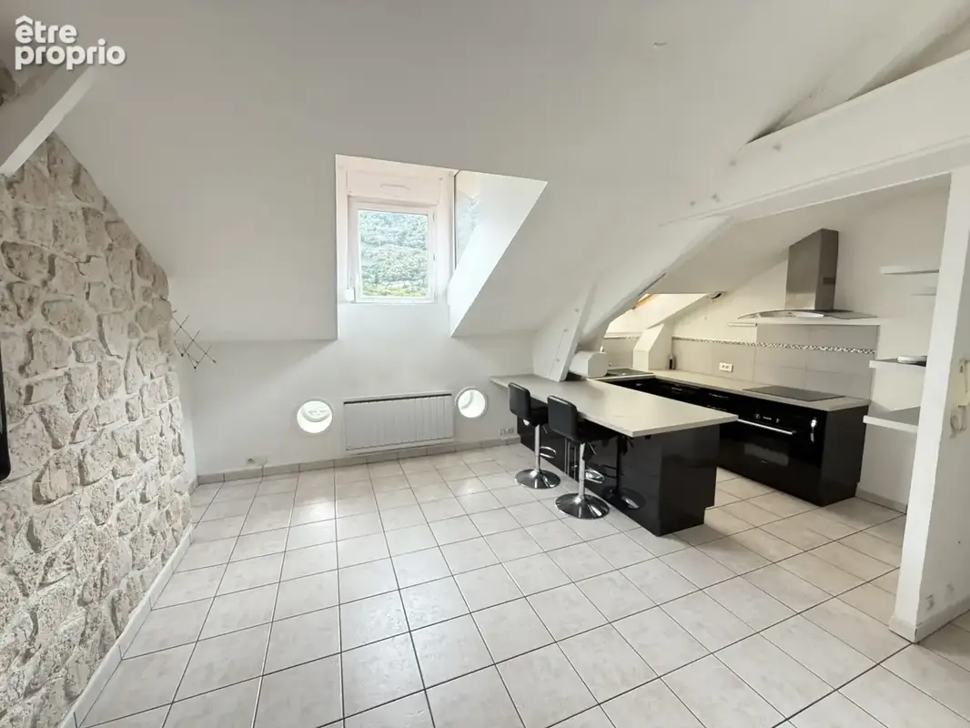 Appartement atypique au 3ème et dernier étage à Vizille - photo 2