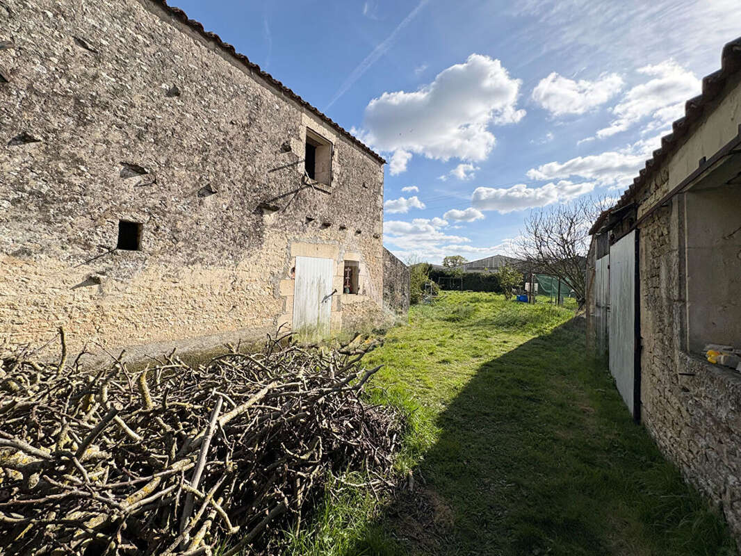 Maison à LE POIRE-SUR-VELLUIRE