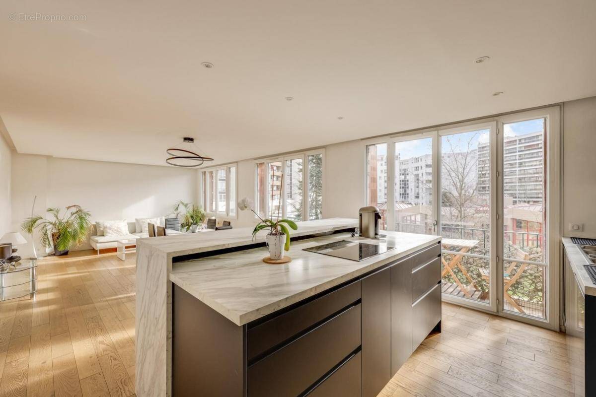 Appartement à PARIS-16E