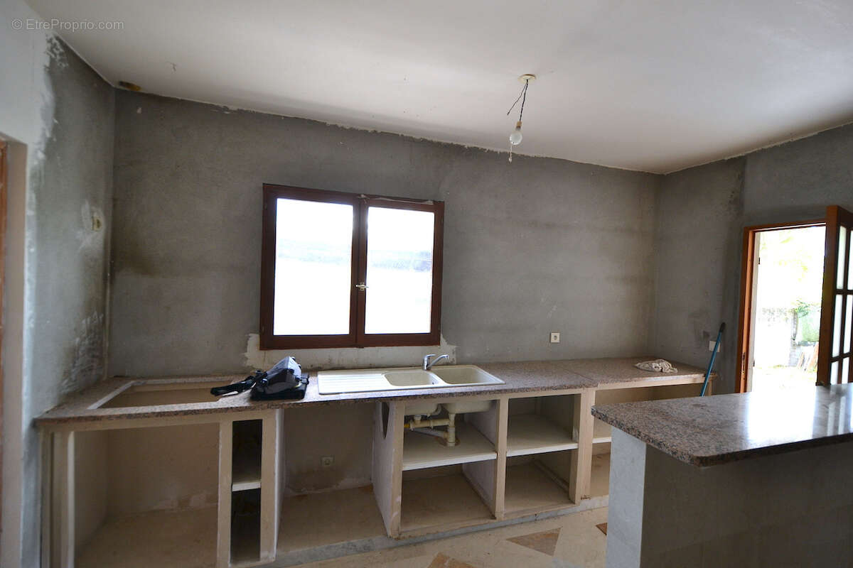 BM: Propriété de caractère. 244m2. 2 T3 + 1 T5. Emplacement résidentiel et recherché. - photo 16