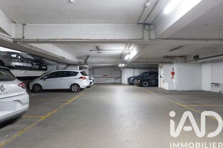 Photo 3 - Parking à PARIS-9E