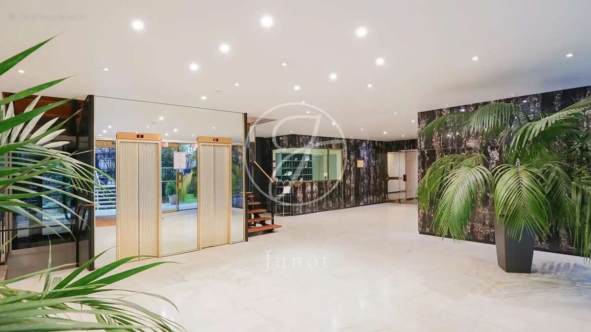 Appartement à PARIS-16E