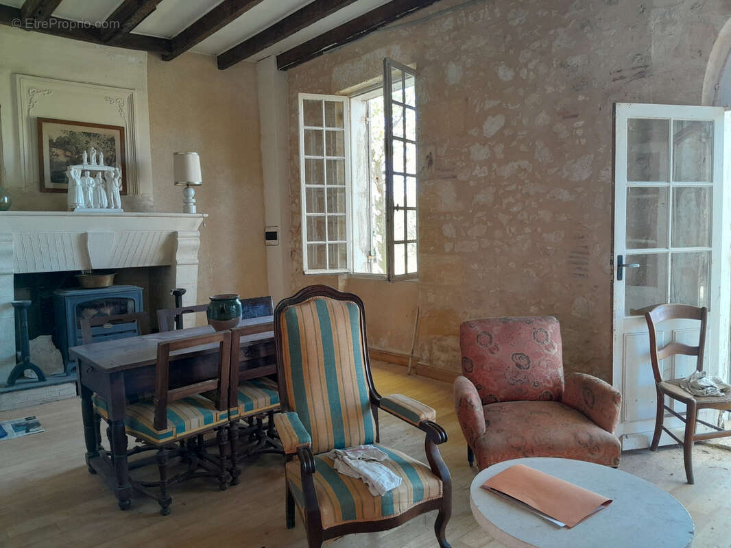 Maison de Maître à restaurer 3 chambres séjour Terrain 27 000 m2 arboré - photo 3