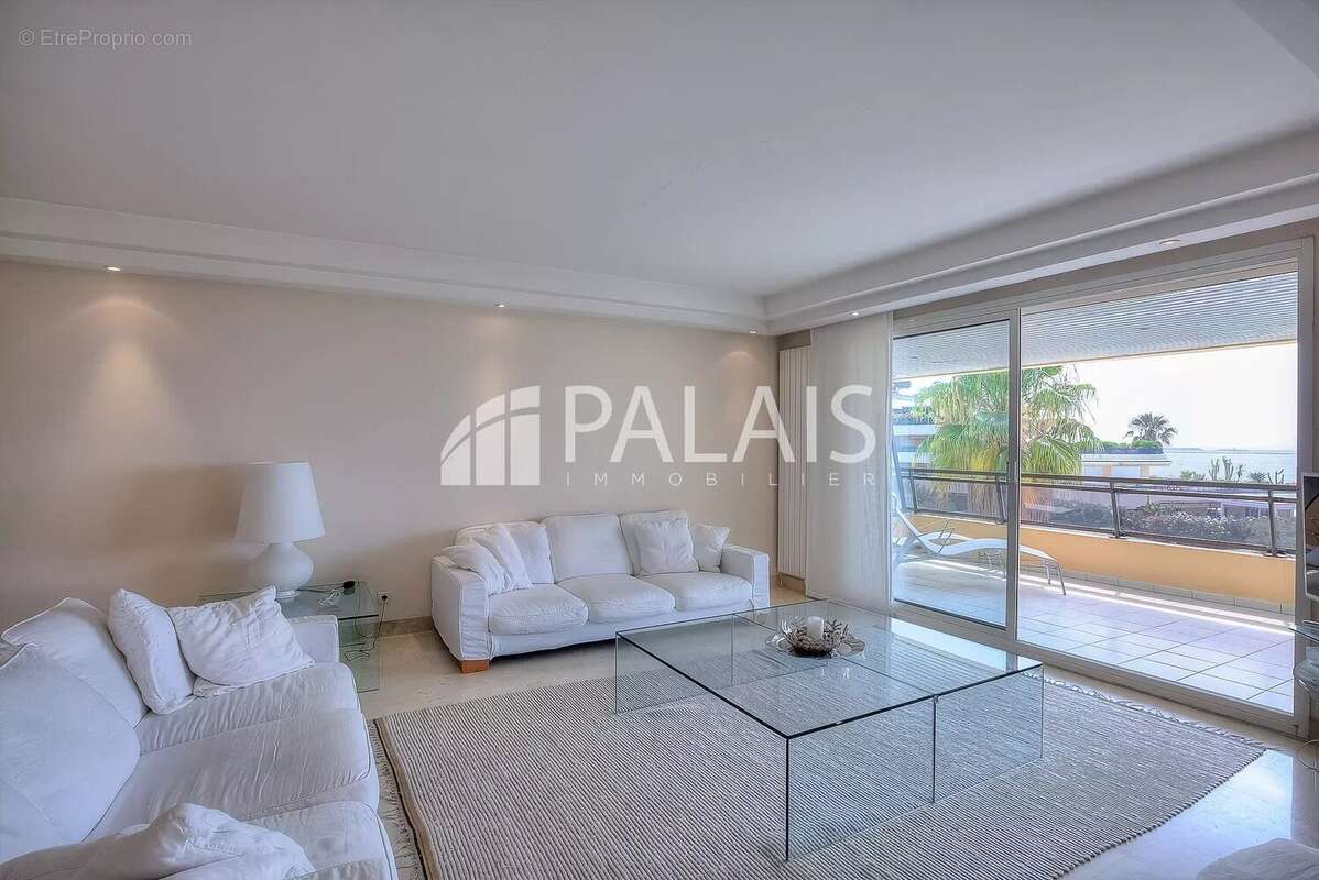 Appartement à SAINT-LAURENT-DU-VAR