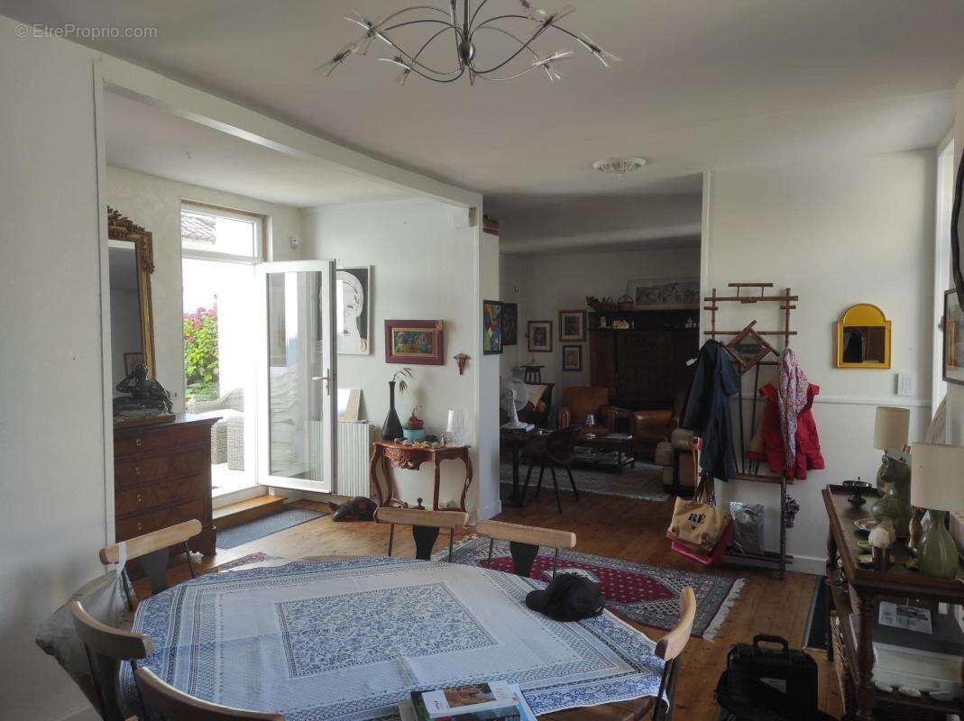 Maison à SAINT-JEAN-D'ANGELY