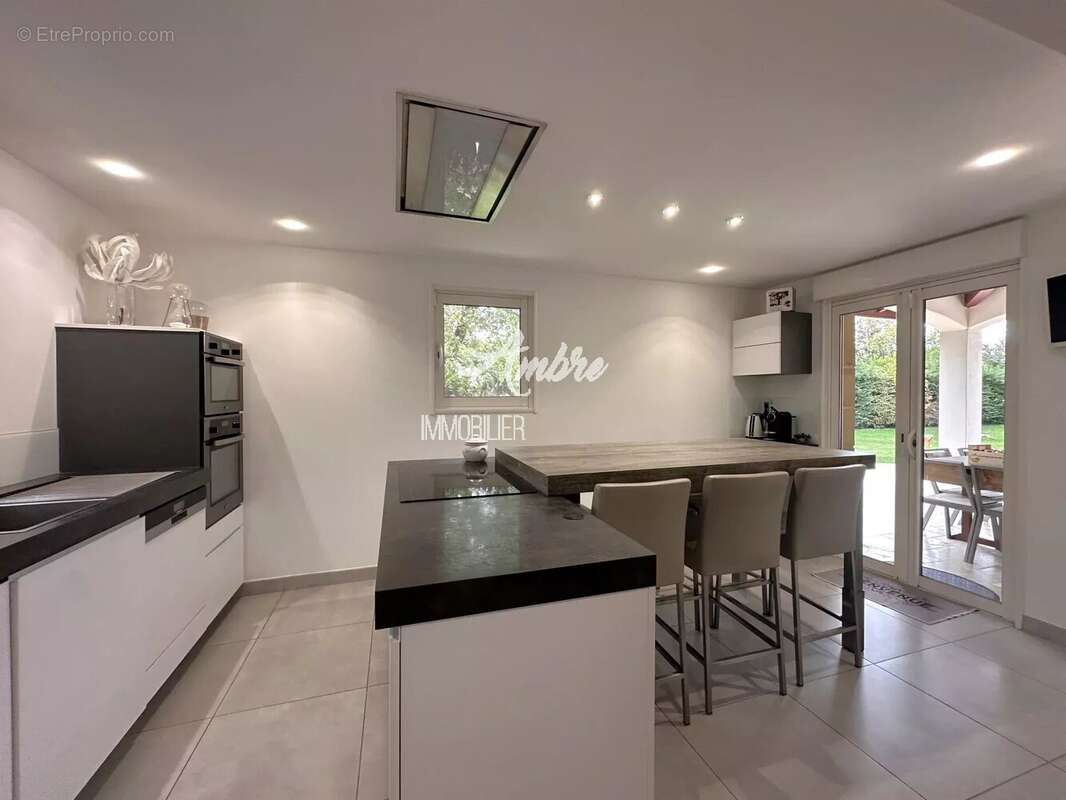 Maison à MONTELEGER