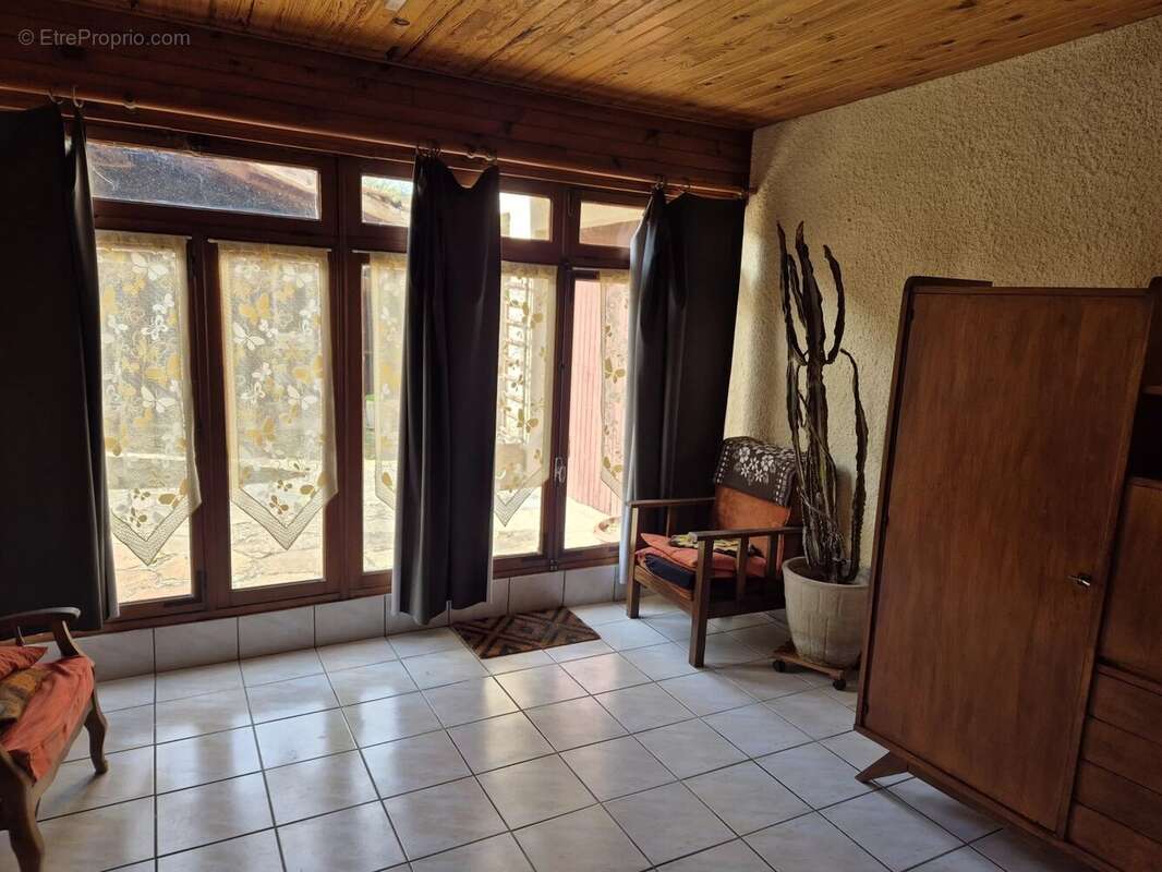 Maison en pierre sur trois niveaux avec dépendances et terrain - photo 8