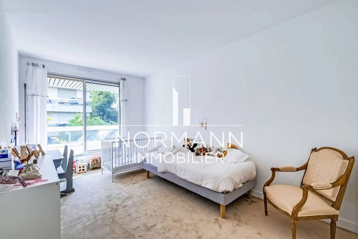 Neuilly sur seine - chezy / perronet - 3 chambres - balcons - parking - photo 10