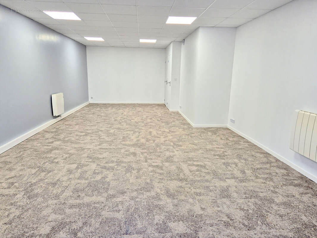 Commerce à LES CLAYES-SOUS-BOIS