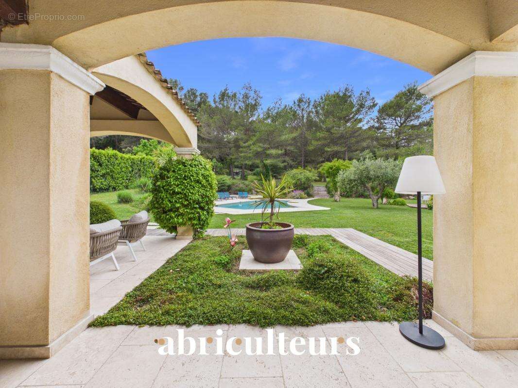 Prestigieuse maison T8 de 233m² sur un terrain de 6700m² avec piscine à Rognes 13840 - photo 23