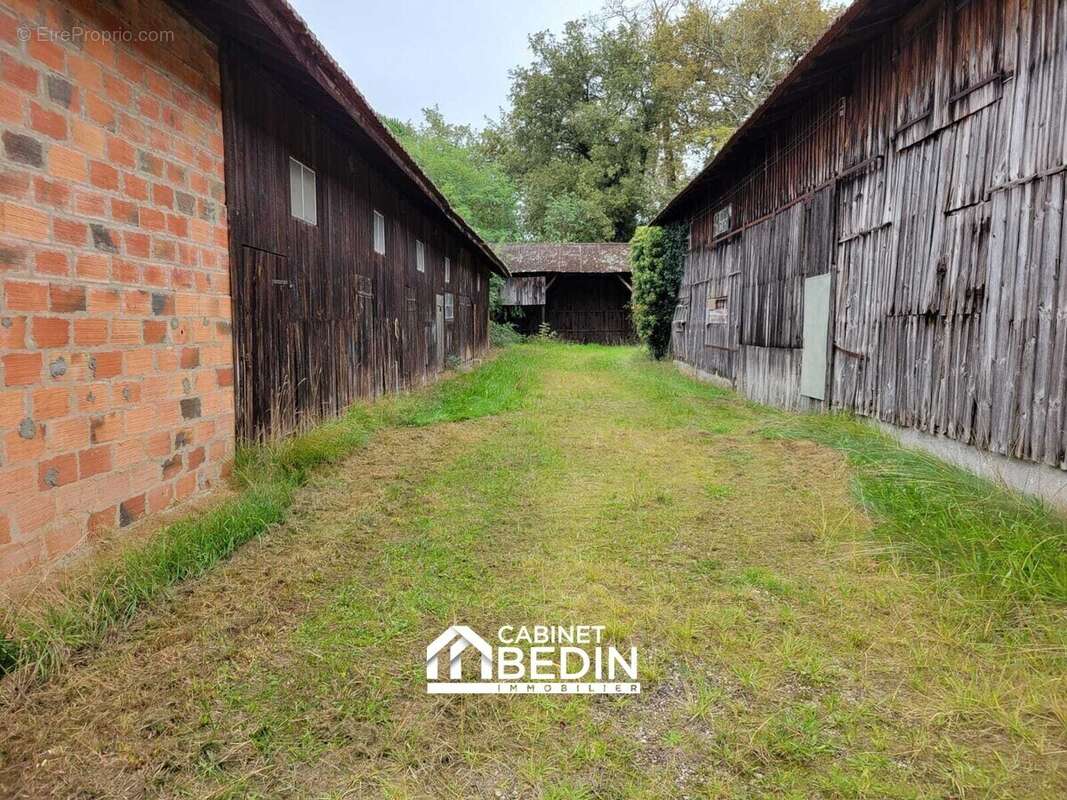 Parking à BELIN-BELIET