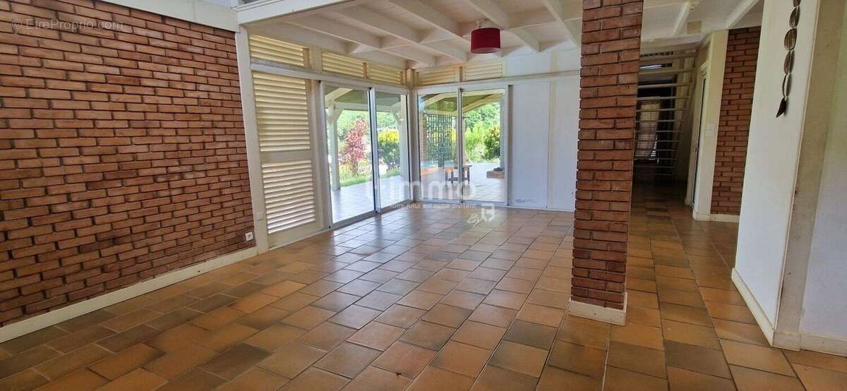 Maison à REMIRE-MONTJOLY