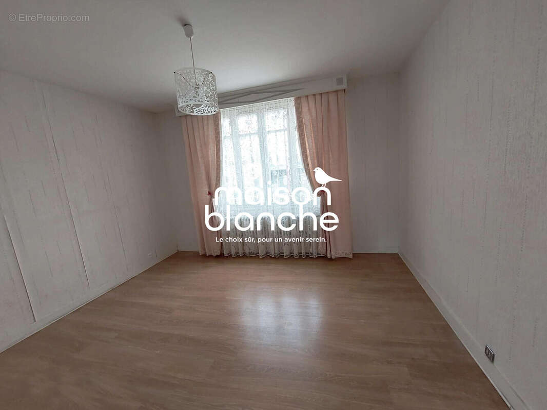 Chambre - Maison à CHATILLON-SUR-THOUET