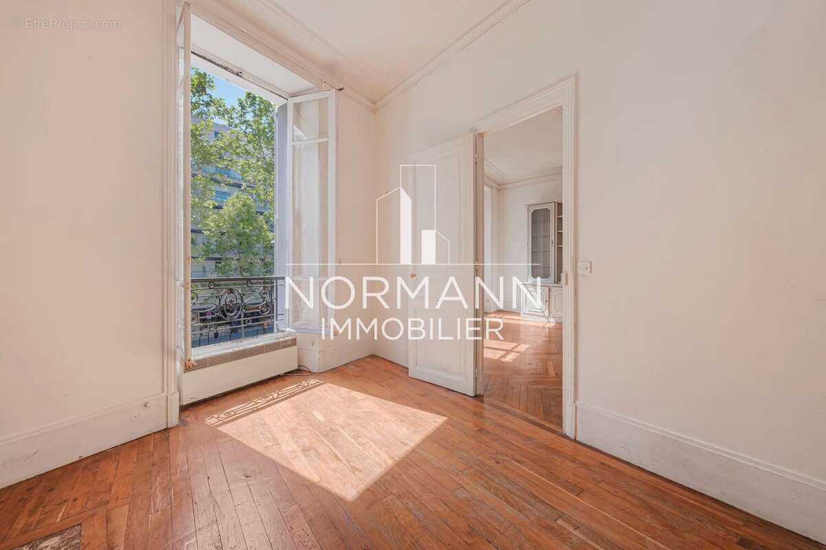 Appartement à NEUILLY-SUR-SEINE