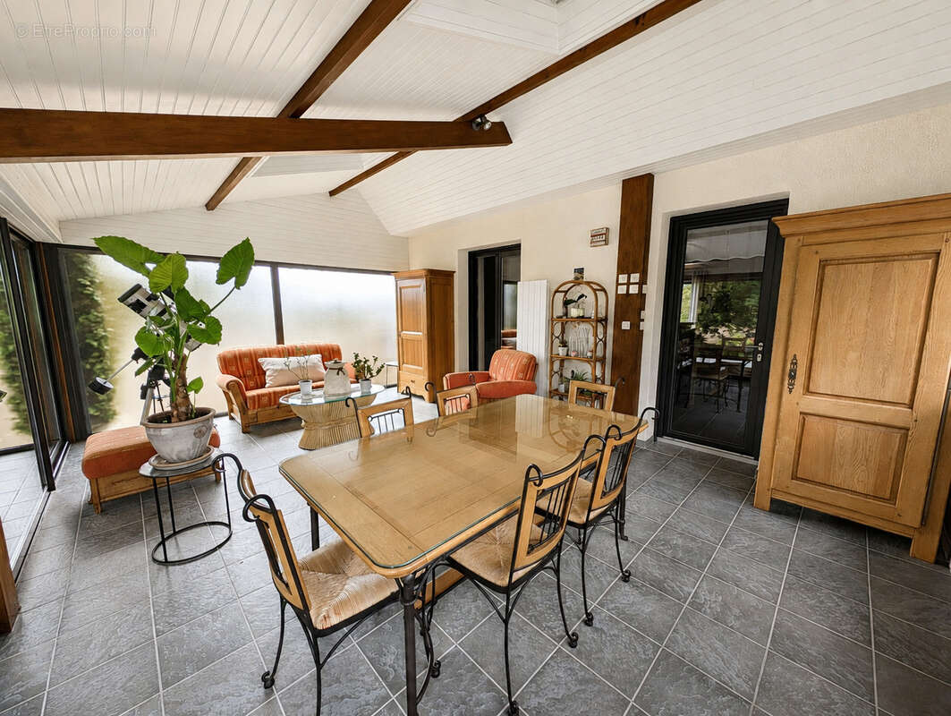 Maison de 152 m2 avec ensemble d'Atelier/Garage de 128 m2  sur un terrain de 3 650 m2 - photo 6