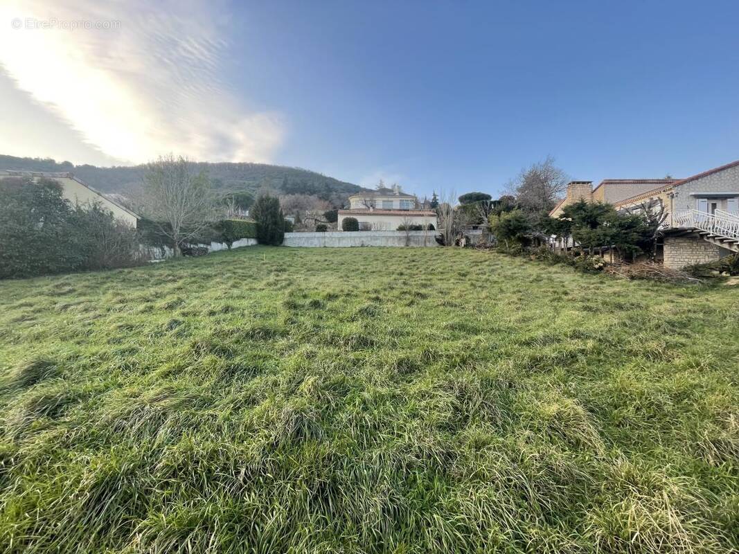 Terrain à SAINT-GEORGES-LES-BAINS