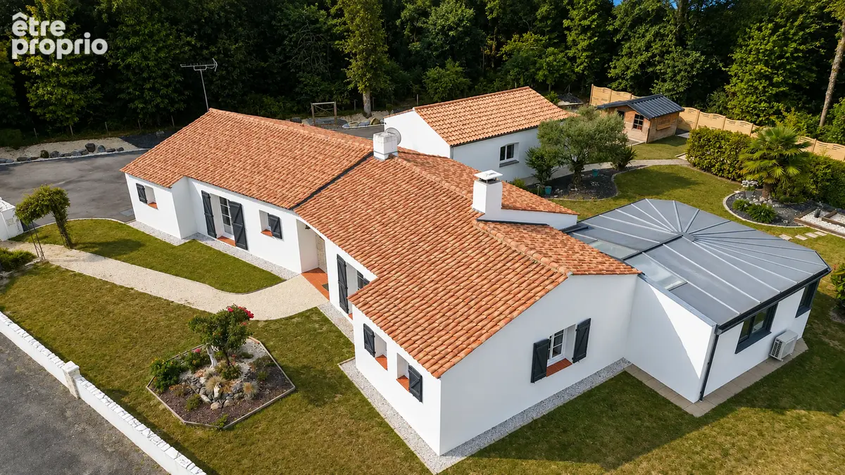 Maison 8 pièces - 209 m² - Proche du centre-ville de La Garnache - photo 2