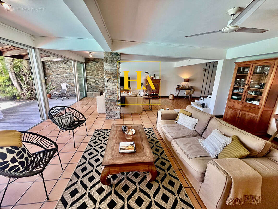Maison T6  de 232.5 m2 à Saint-Pierre - La Cafrine - photo 5