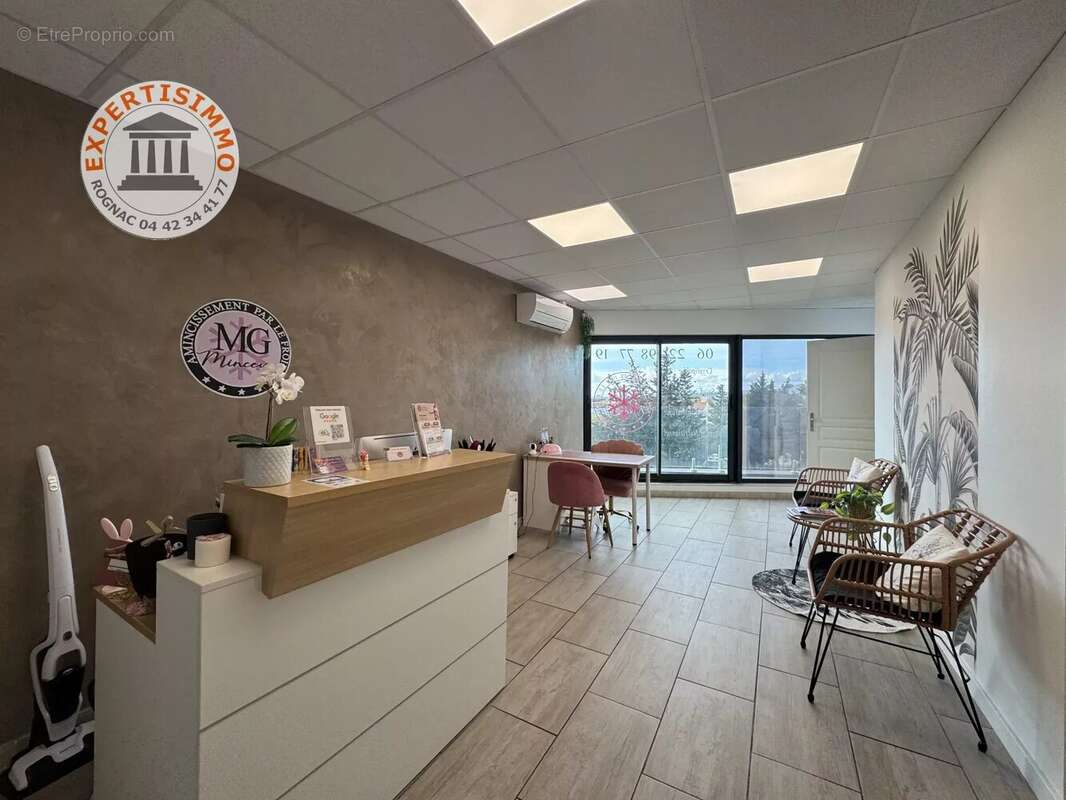 Commerce à LA FARE-LES-OLIVIERS